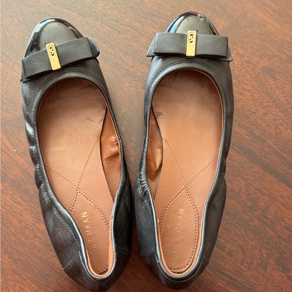 Cole Haan black leather ballet flats with bow detail size 7 new without box - Picture 2 of 7